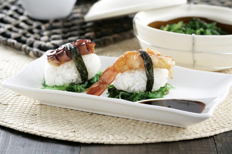Nigiri de gambón o pulpo con salsa Teriyaki y arroz Sushi