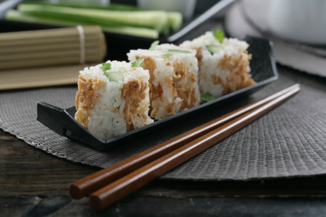 Maki sin alga, de pepino, mascarpone y cebolla frita
