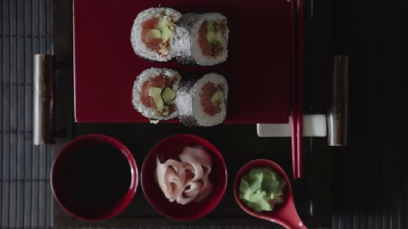 Video Receta de Futomaki crujiente con relleno de salmón y aguacate