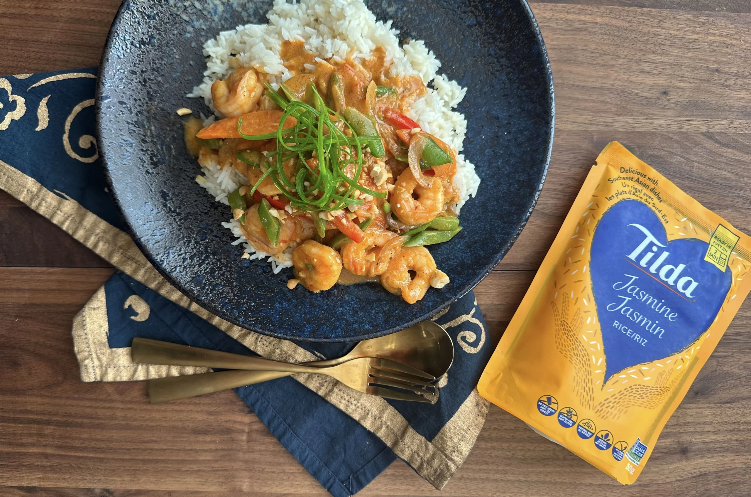 Crevettes et légumes crémeux et épicés aux noix de cajou avec du riz