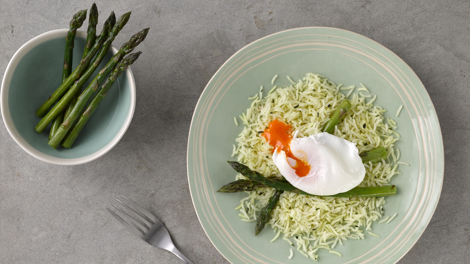 Spargel mit pochierten Eiern