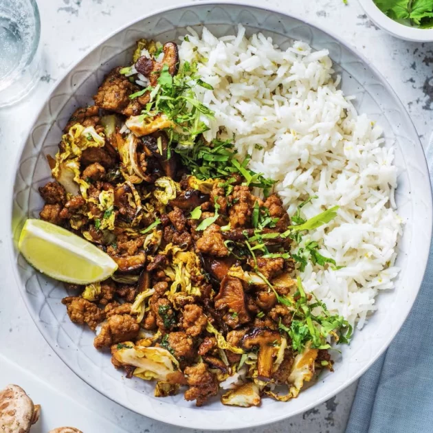 Bambú, shitake y cerdo salteado con arroz Thai
