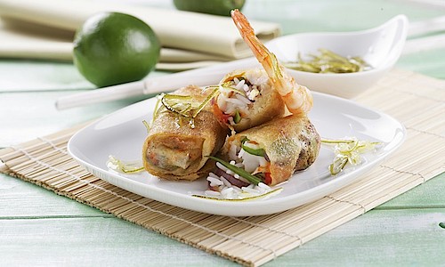 Rollitos crujientes rellenos de arroz con langostinos y pollo con salsa agridulce de lima y jengibre