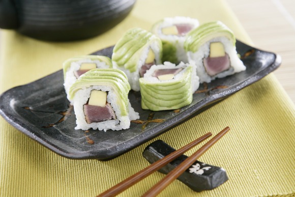 Receta de uramaki de aguacate relleno de atún teriyaki y mango