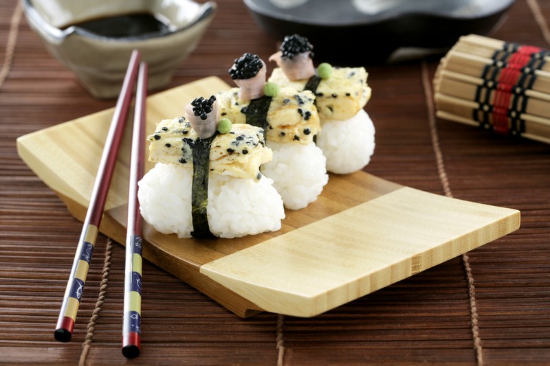 Nigiri de tortilla con arroz Sushi