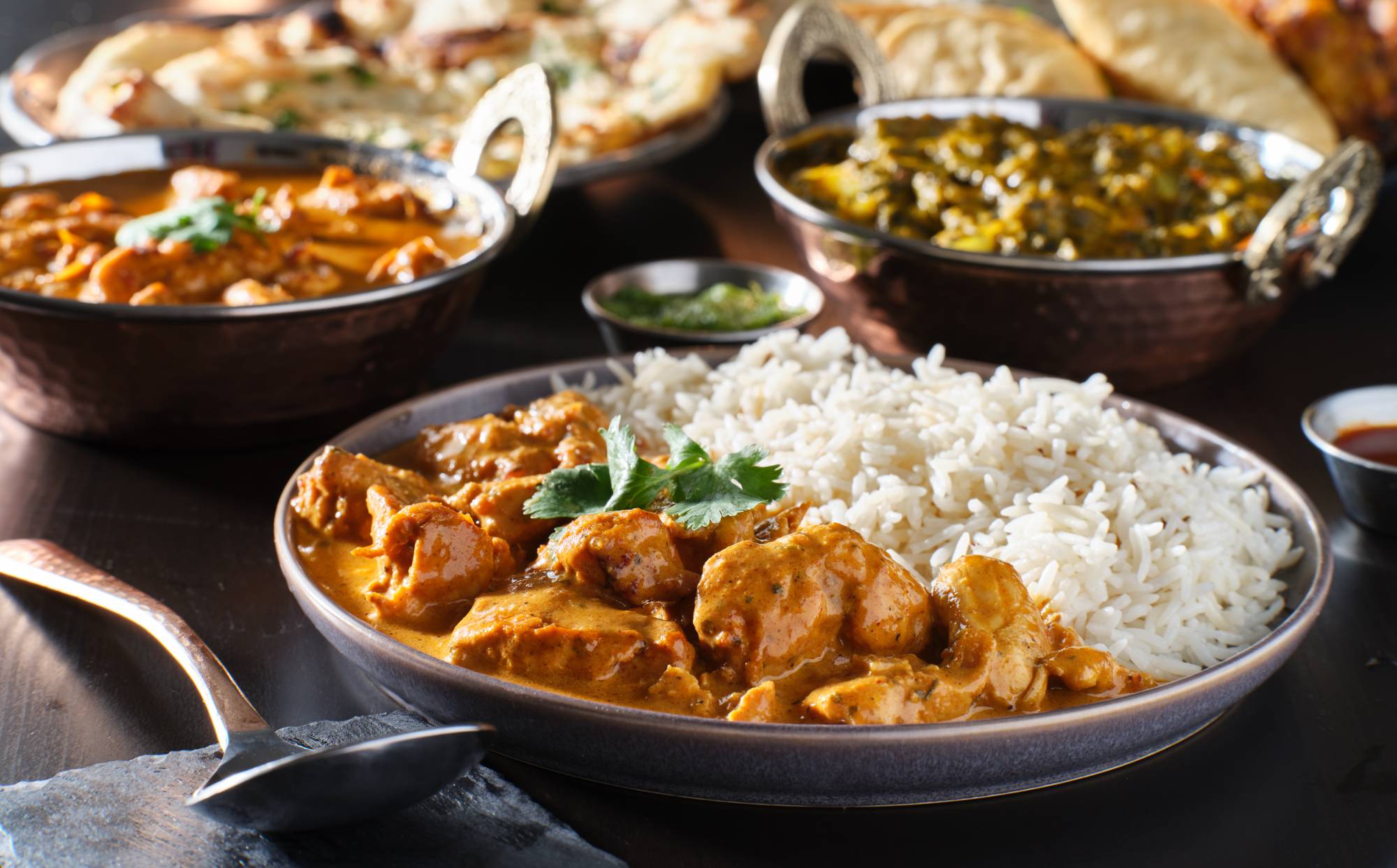 Pollo tikka massala con arroz basmati al curry verde