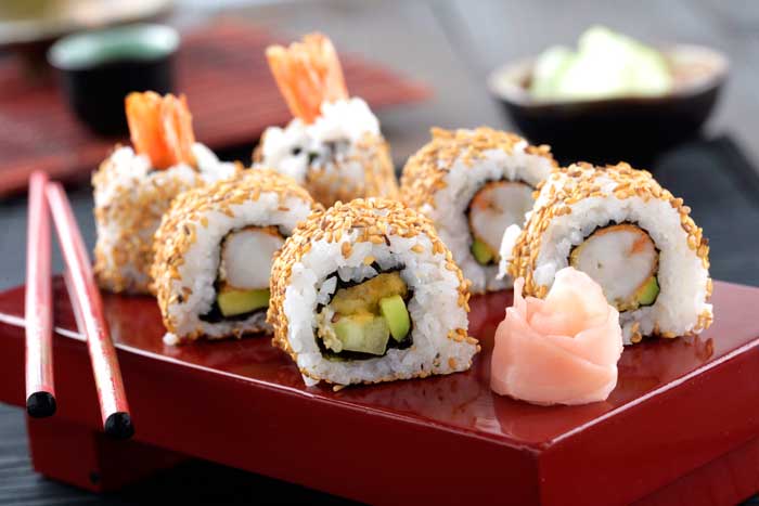 Maki roll invertido de aguacate, pepino y gambón