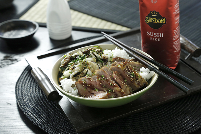 Donburi de cerdo con verduras y salsa teriyaki