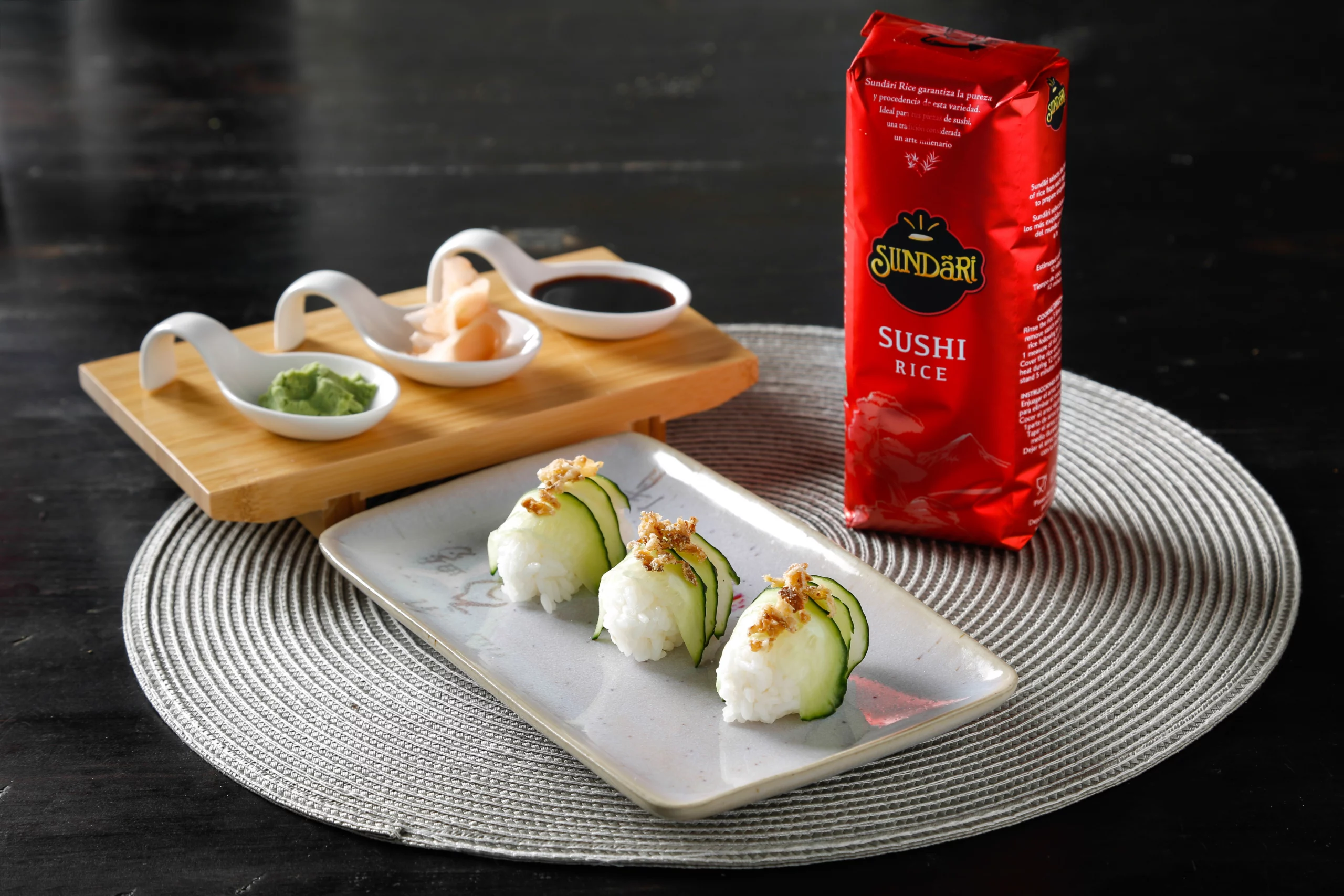 Niguiri de pepino y cebolla frita