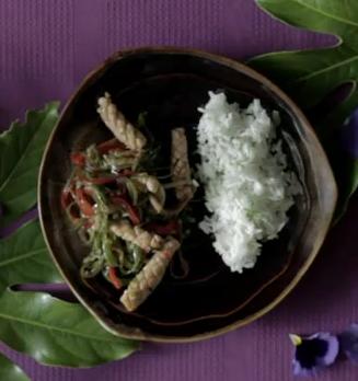 Pla-muk-pad con Khao horm mali con arroz Thai