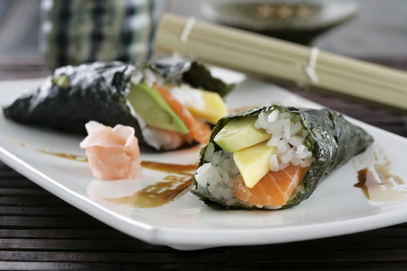 Temaki de salmón con arroz sushi