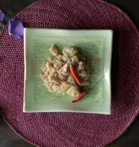 Arroz frito con pollo estilo tailandés `Khao pad pla kap pla-muk´