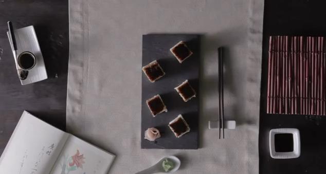 Oshizushi de pepino, aguacate y anguila ahumada
