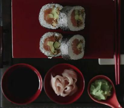 Futomaki crujiente de cebolla frita relleno de salmón y aguacate
