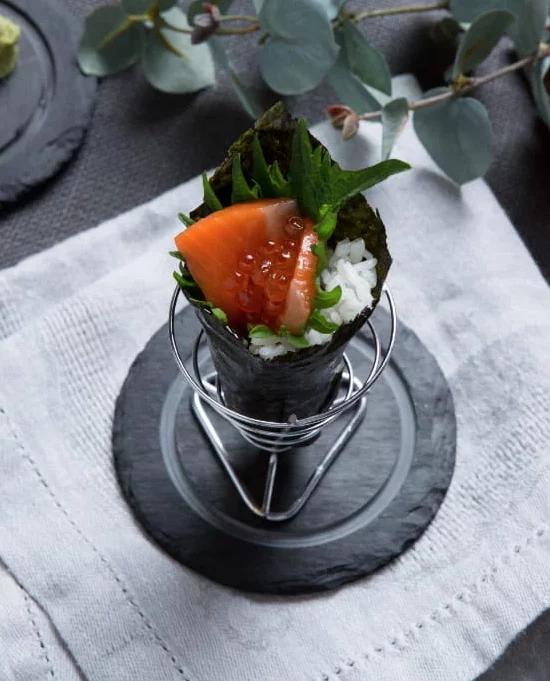 Temaki de salmón con sisho y huevas (6-8 conos)