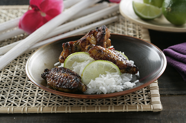 Alitas de pollo Thai acompañadas de arroz Thai Jasmine.