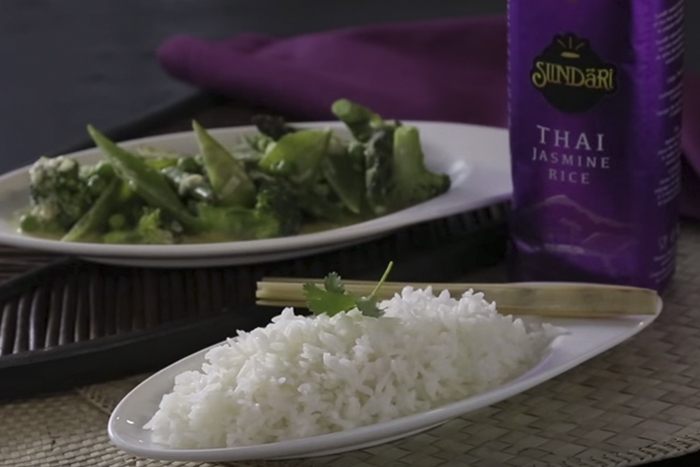 Video receta de curry verde de verduras con arroz Thai