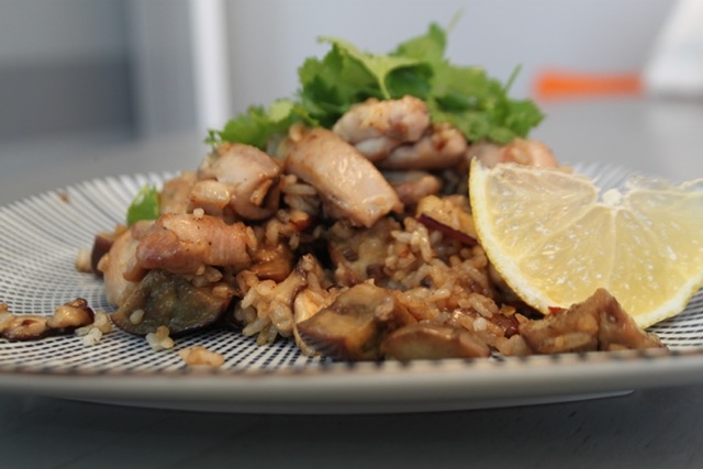 Arroz Thai salteado con pollo, berenjena asiá¡tica y setas shitake