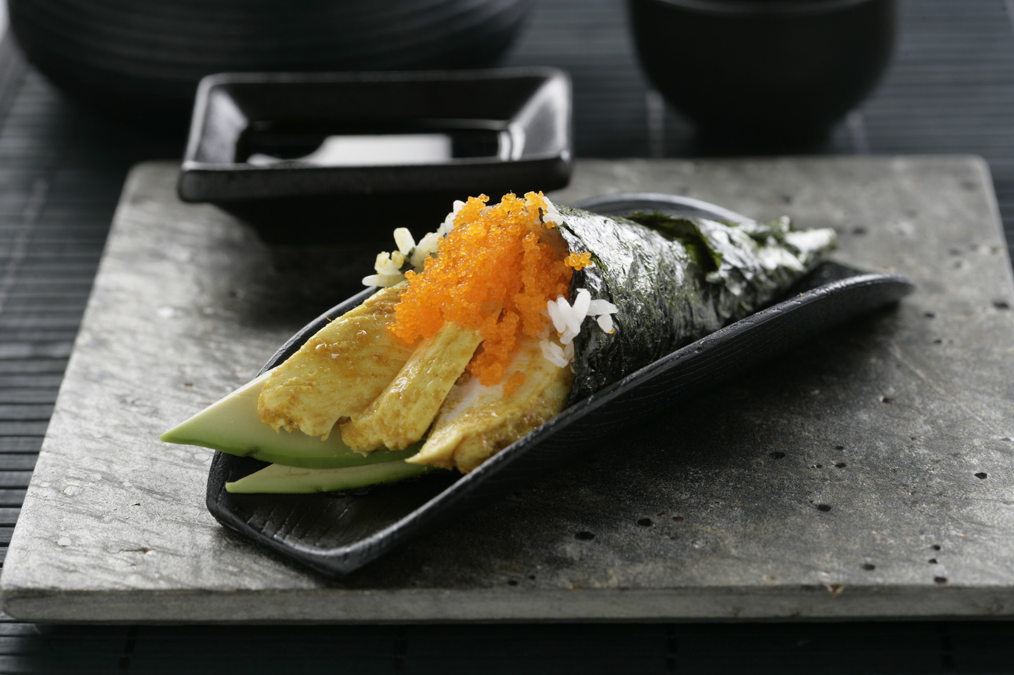 Temaki de pollo al curry, aguacate y huevas