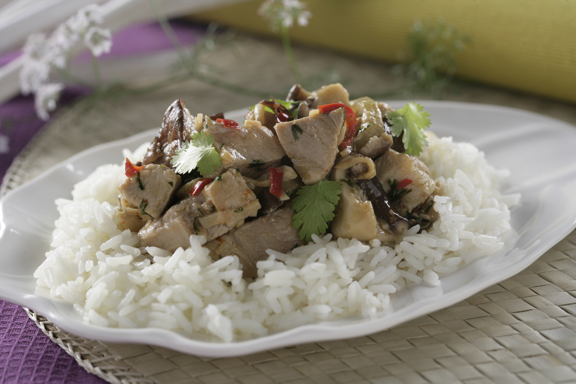 Arroz Thai con pollo al jengibre 'Kai Phat Khing'