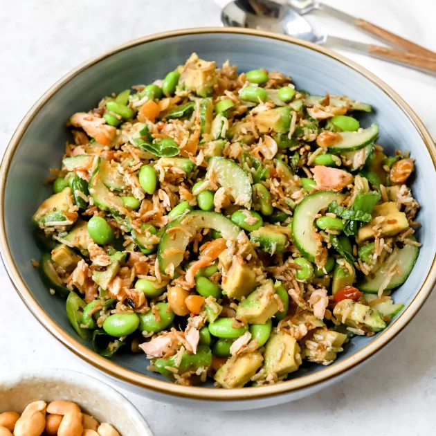 Salade de riz croustillant au saumon et edamame