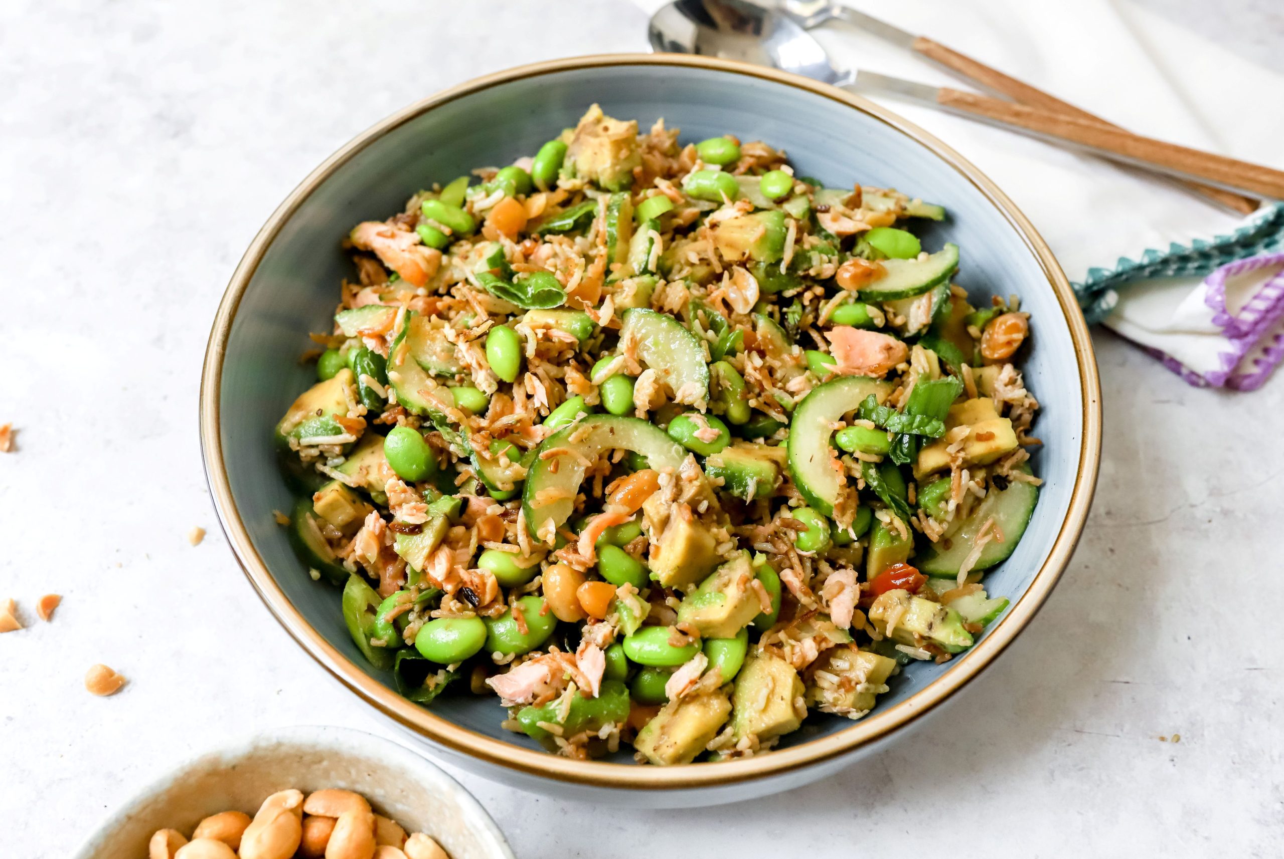 Salade de riz croustillant au saumon et edamame