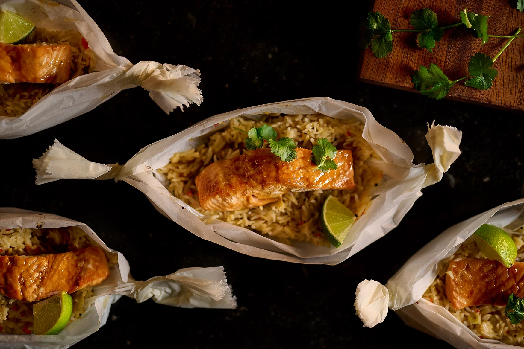 Saumon grillé caramélisé avec du riz basmati au coco, piment et citronnelle