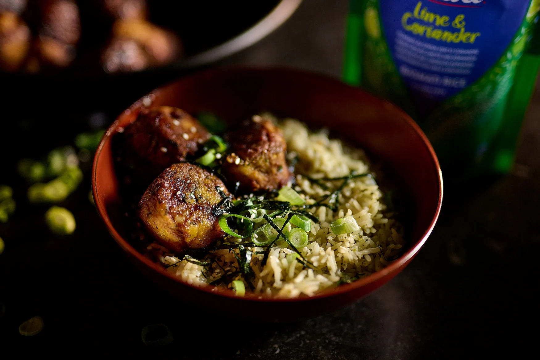 Boulettes de tofu aux épinards avec du riz basmati au citron vert et à la coriandre