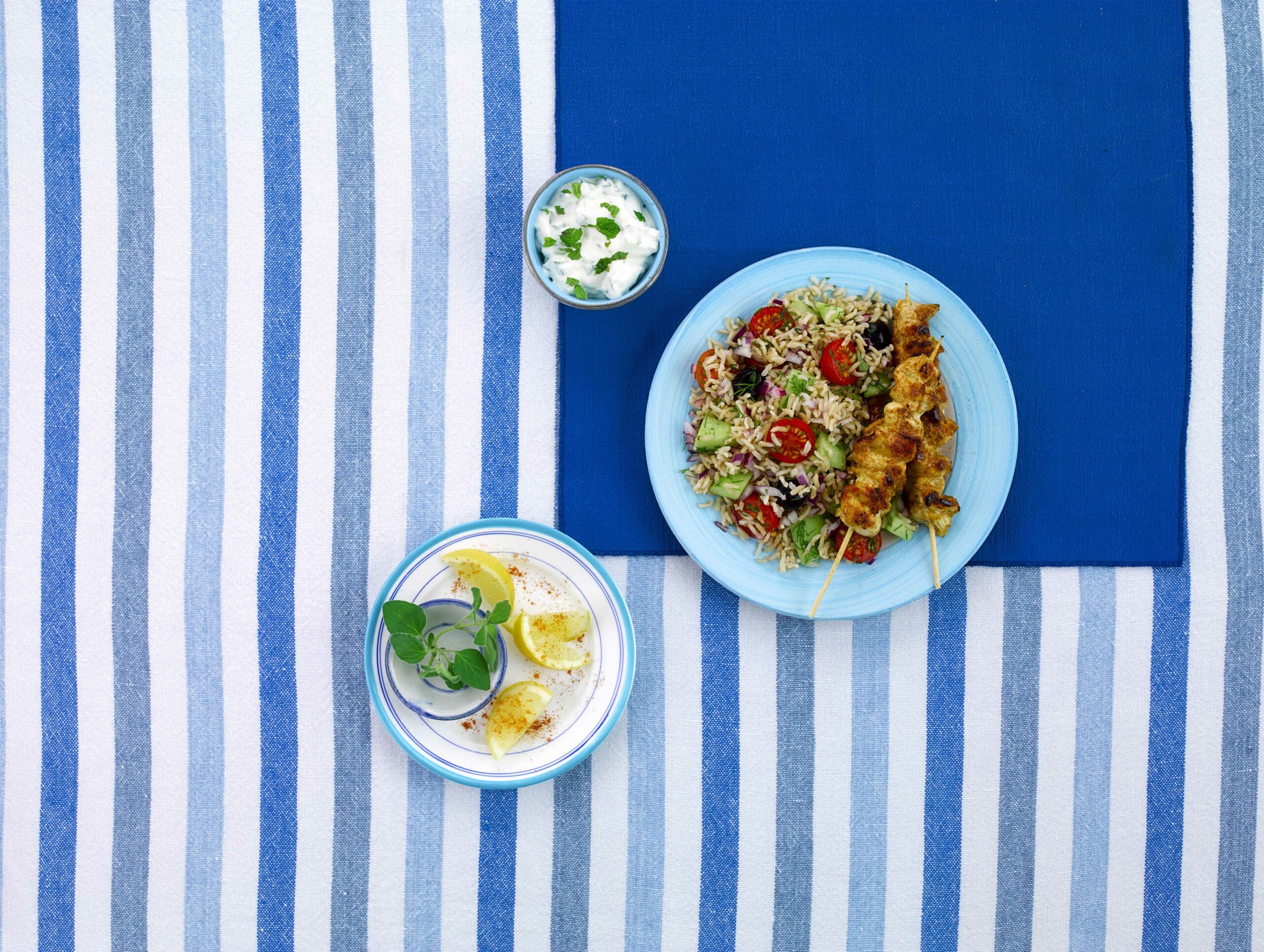 Souvlaki de poulet au barbecue avec salade de riz grecque