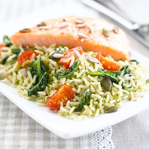 Riz aux superaliments avec saumon et pesto d’épinards