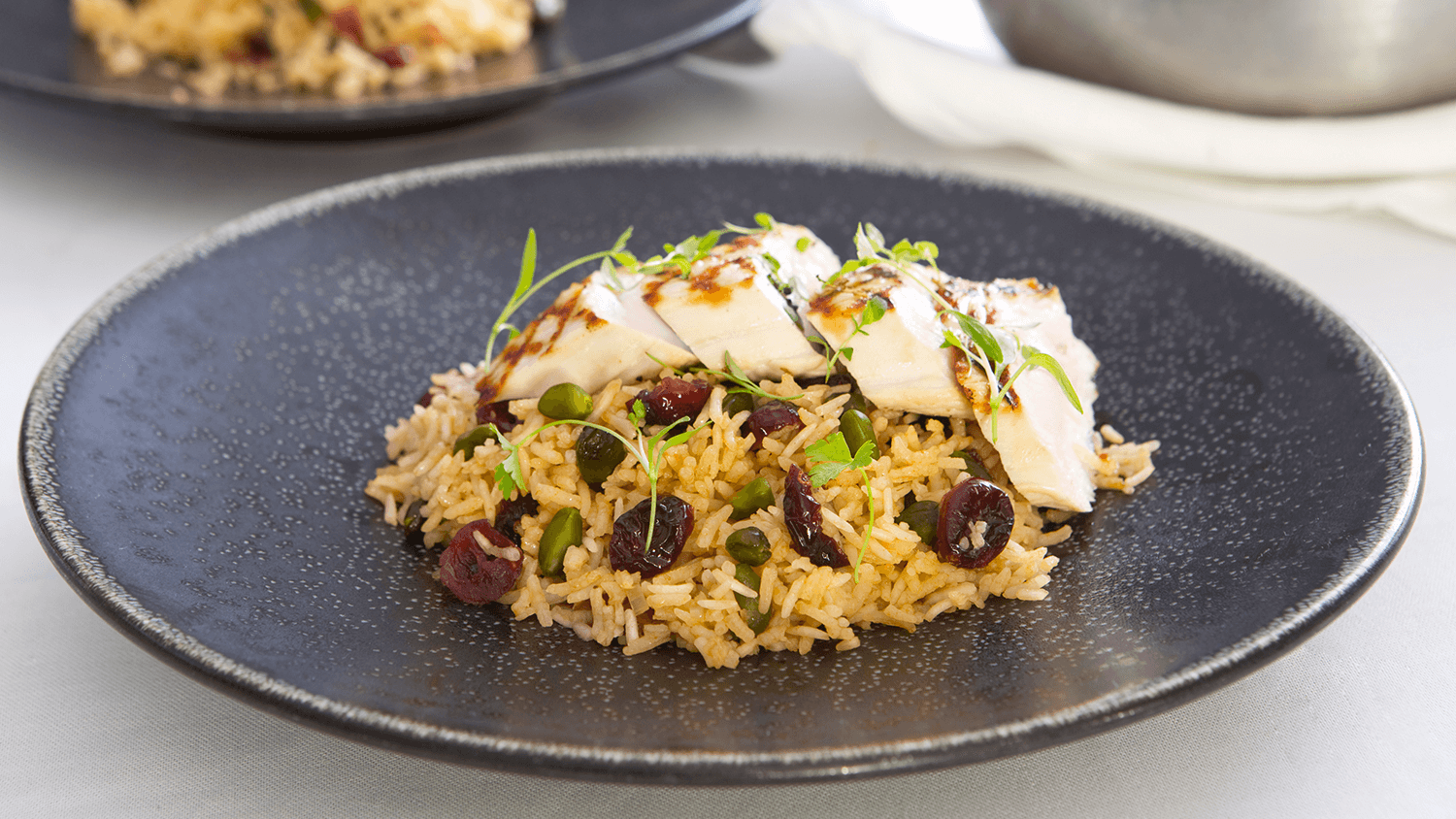 Riz basmati accompagné de dinde, de pistaches, de canneberges, de persil et de thym