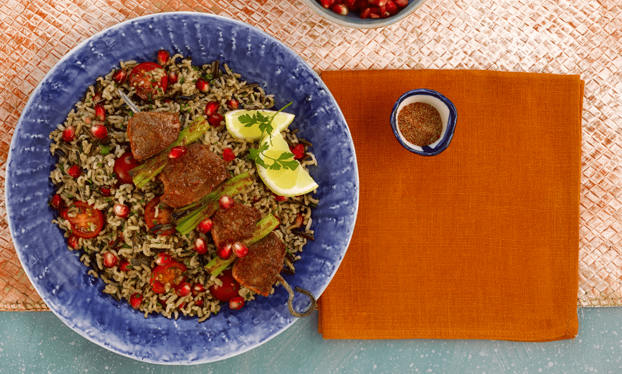Tabulè con spiedini di agnello speziati