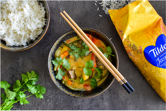 Rode curry met varkenswang, boontjes en paprika