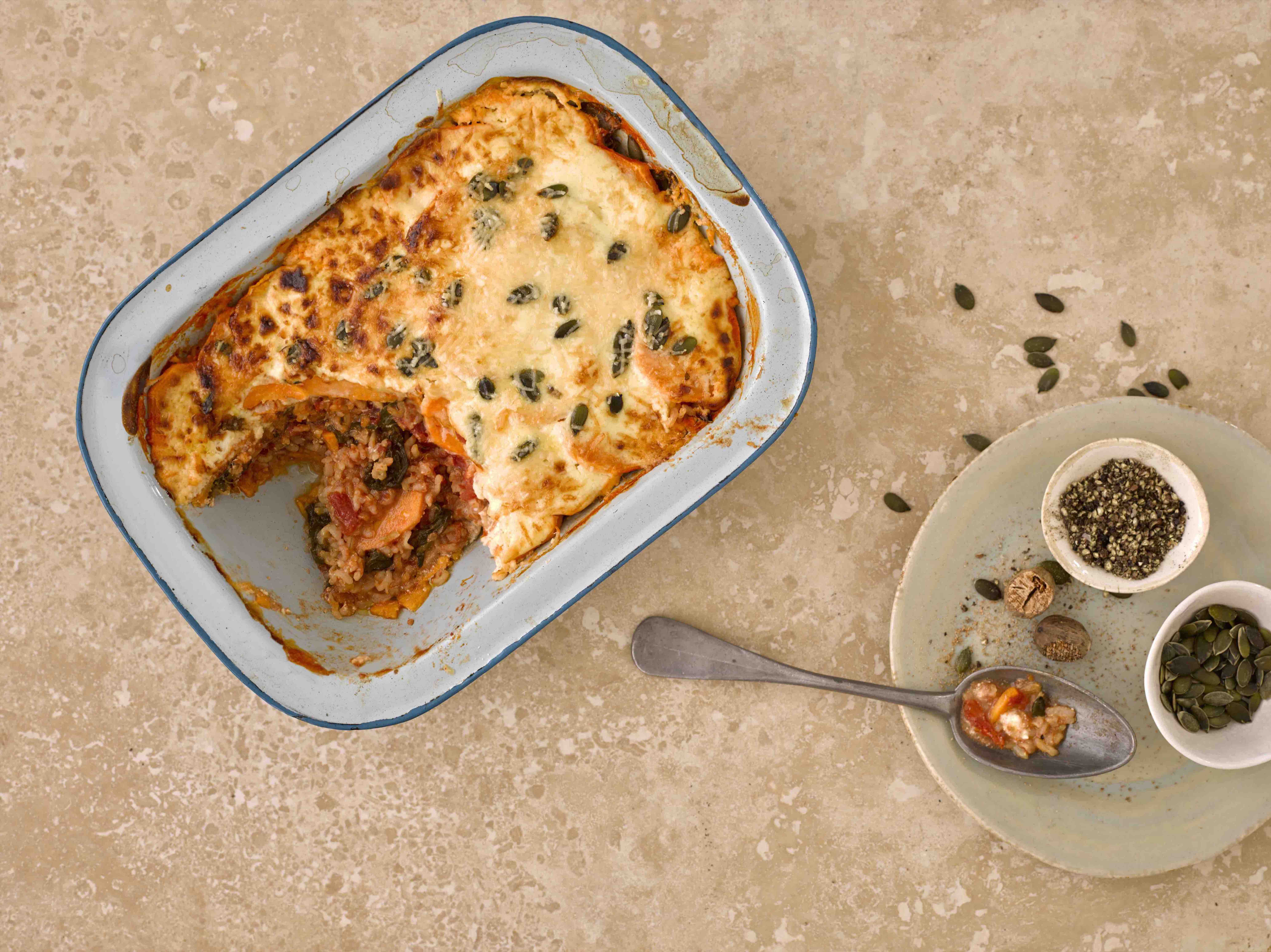 Zoete aardappel ovenschotel met tomaat en spinazie