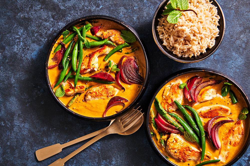 Korma met kip, haricoverts, munt en rode ui