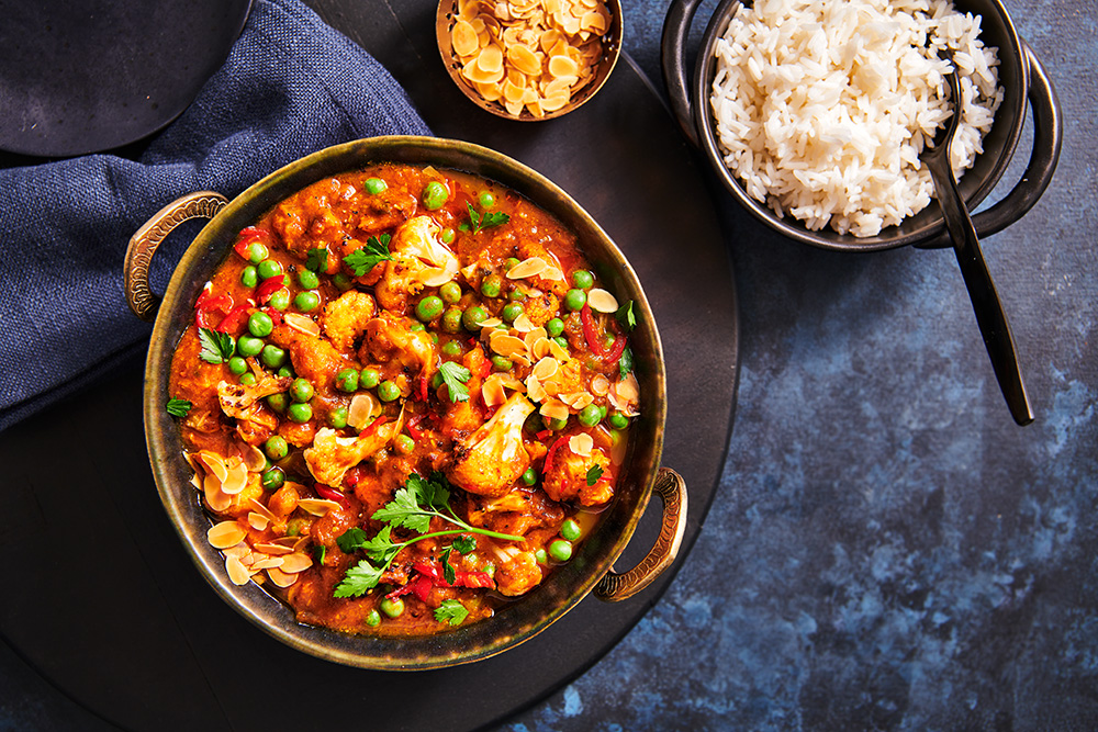 Curry Madras met doperwten, bloemkool en geroosterd amandelschaafsel
