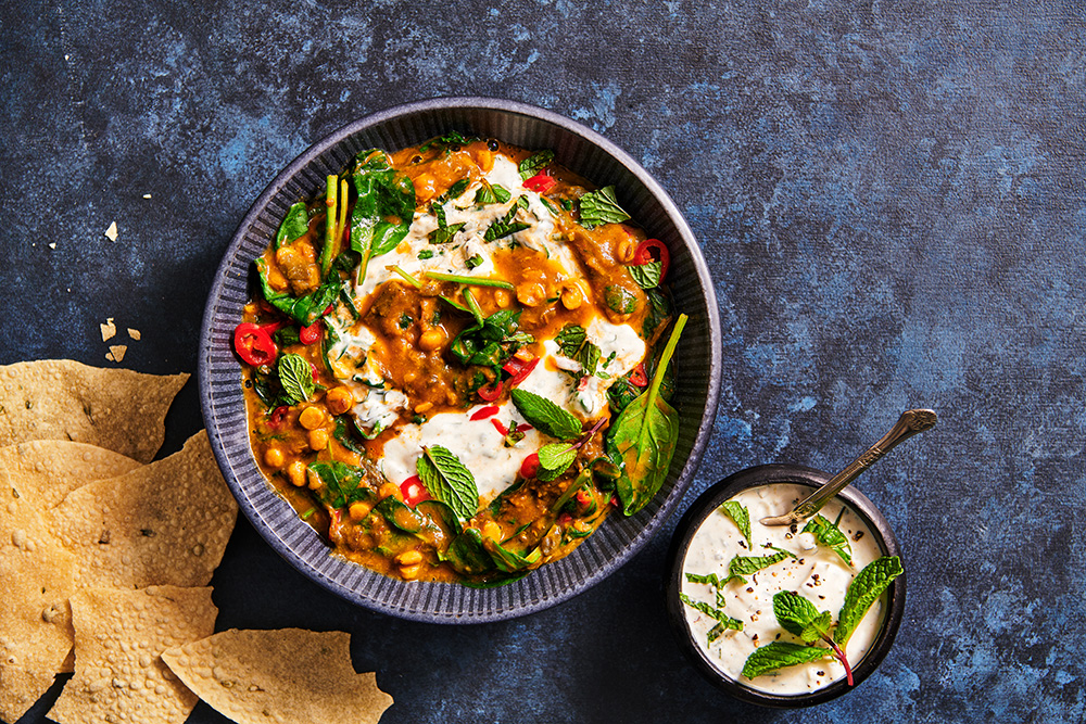 Dal palak met verse spinazie, rode peper en yoghurt muntsaus