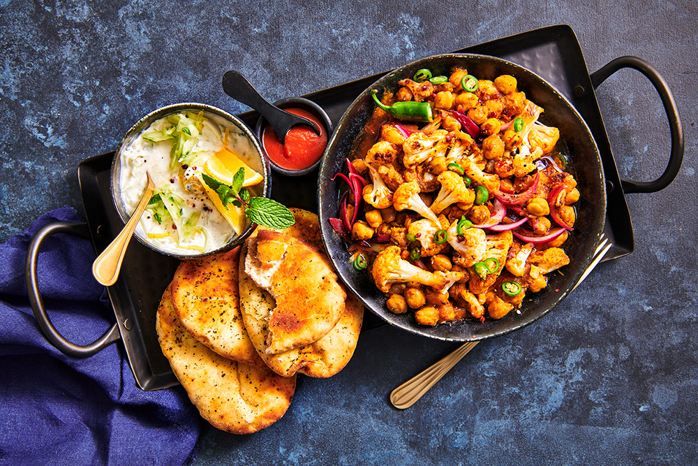 Chana Masala met bloemkoolroosjes, chili peper en uime fraiche