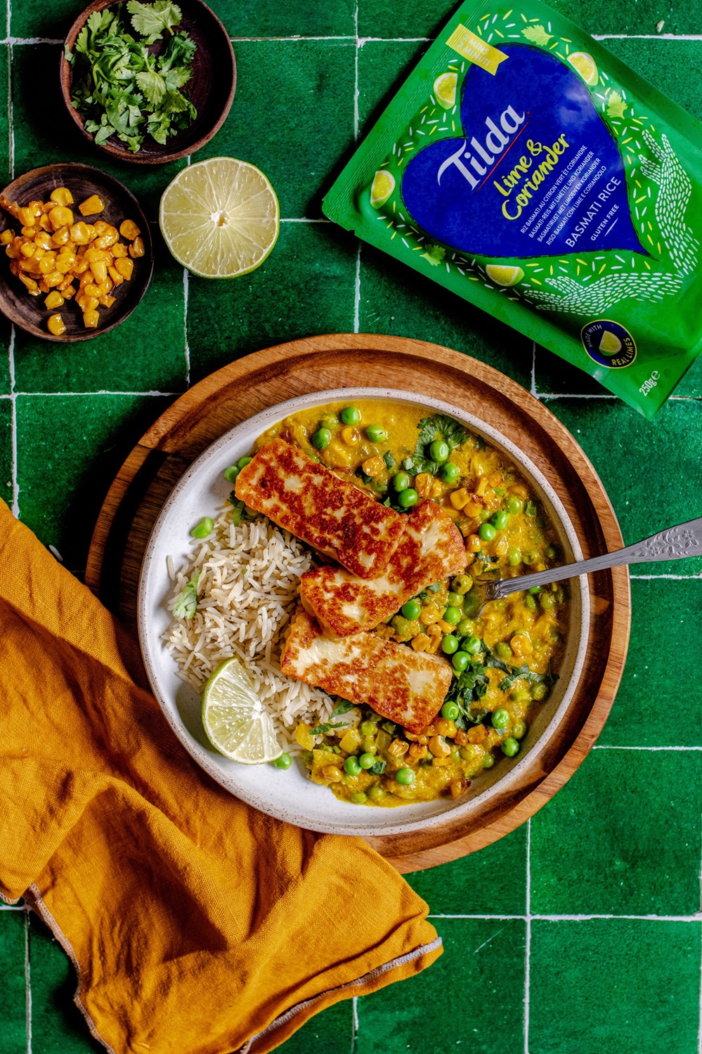 CURRY VAN MAÏS EN GEGRILDE HALLOUMI