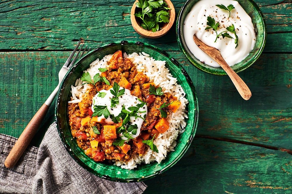 Mung bean curry met zoete aardappel en yoghurt
